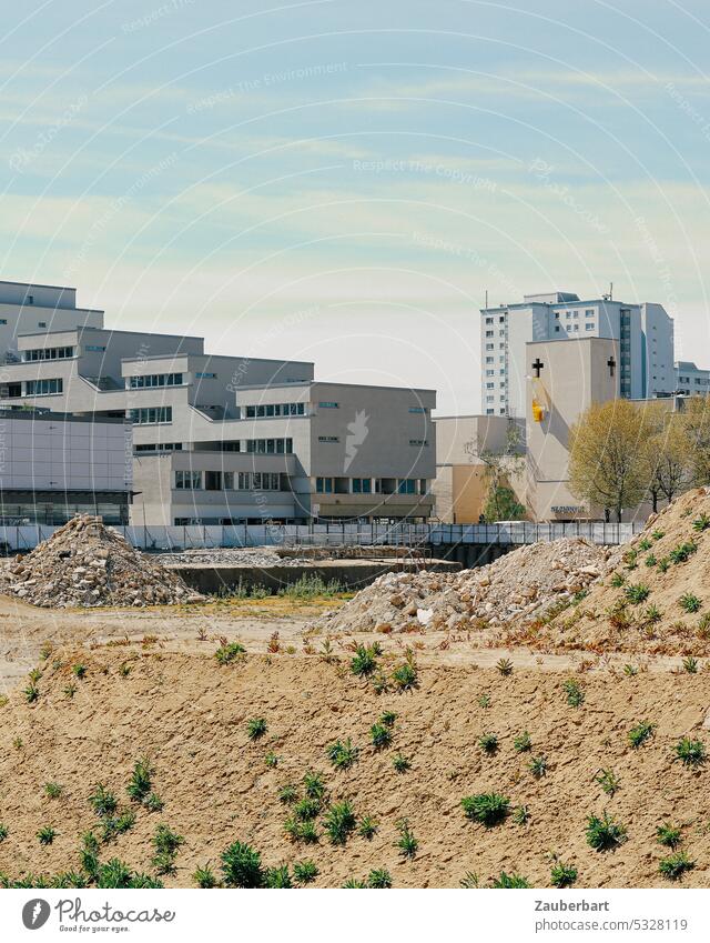 Blick auf Gebäude des Märkischen Viertels mit Kirche St. Martin, davor Brache einer Baustelle Himmel Wohnungsbau Wohnsiedlung 70er 60er Wohnraum Büsche