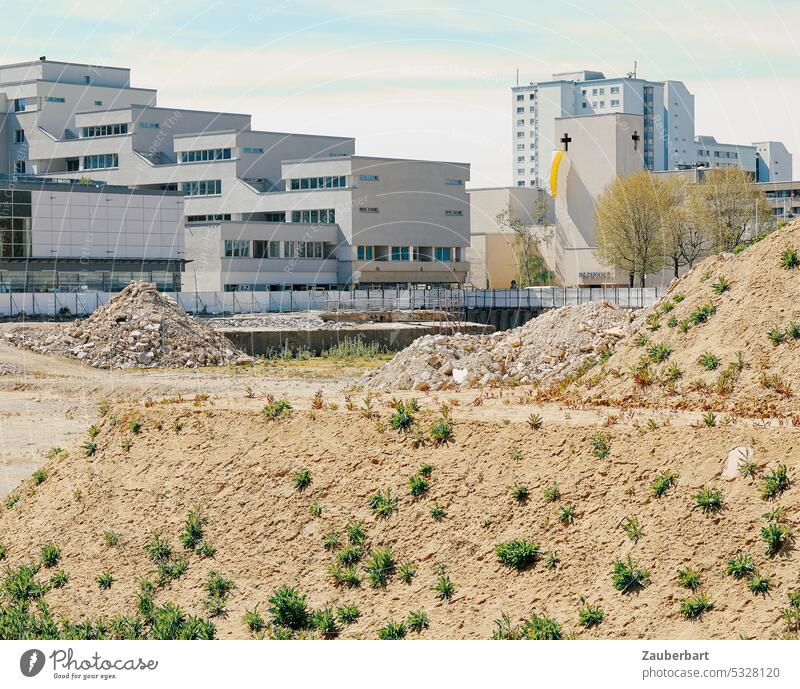 Blick auf Gebäude des Märkischen Viertels mit Kirche St. Martin, davor Brache einer Baustelle Himmel Wohnungsbau Wohnsiedlung 70er 60er Wohnraum Büsche