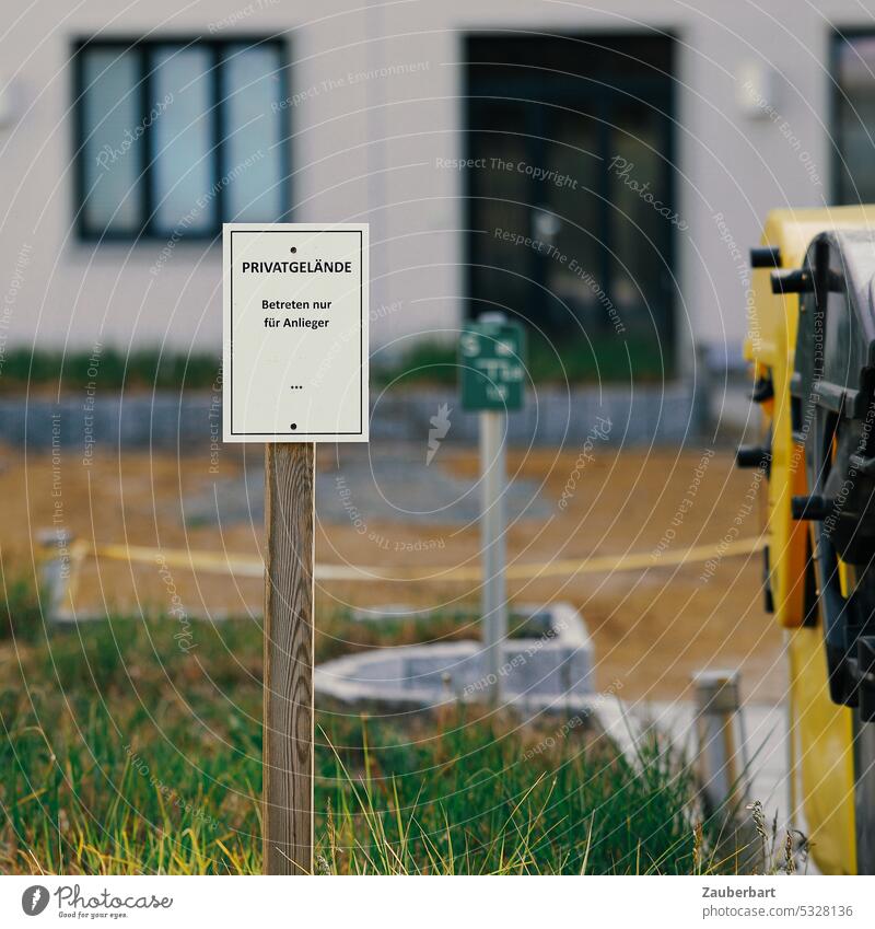 Privatgelände, Betreten nur für Anlieger, Schild bei einer Wohnanlage gated ausschließen exklusiv Zugang aussperren Ausgrenzung Privatsphäre Schutz kurios