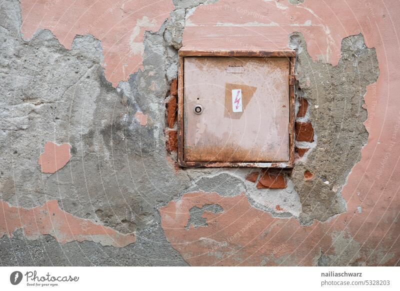 Stromkasten Rest grau Stadt Detailaufnahme Mauer Wand Farbfoto Außenaufnahme Fassade stromkasten alt Kasten Gedeckte Farben Elektrizität Stromausfall Haus