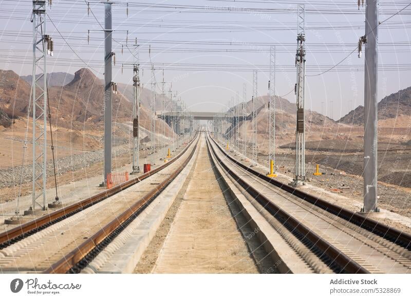 Eisenbahnlinie mit Stromleitungen im Bau im Sommer Mast elektrisch Umwelt Linie Entwicklung industriell Bahn Konstruktion parallel Infrastruktur Gelände