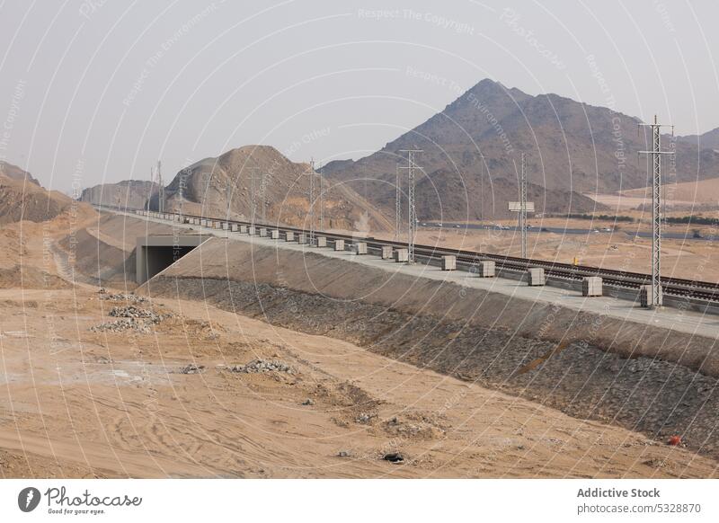 Bau einer Brücke mit im Bau befindlicher Eisenbahnstraße Wasser Mast Bahn Konstruktion Fluss Regen Natur Infrastruktur Berge u. Gebirge Hügel Landschaft