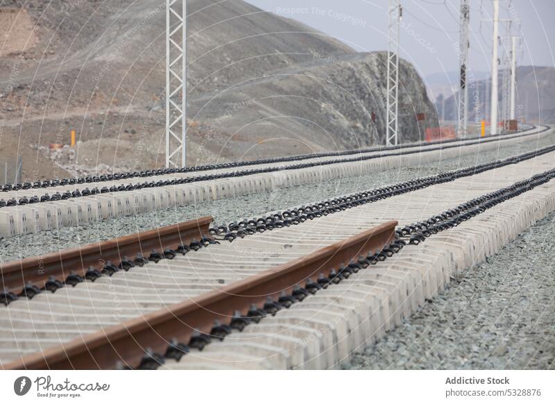 Verlegung von Eisenbahnschienen im Gange Beton Zement Bahn Konstruktion Natur Infrastruktur Gelände Entwicklung Umwelt industriell Gras Straße Linie modern