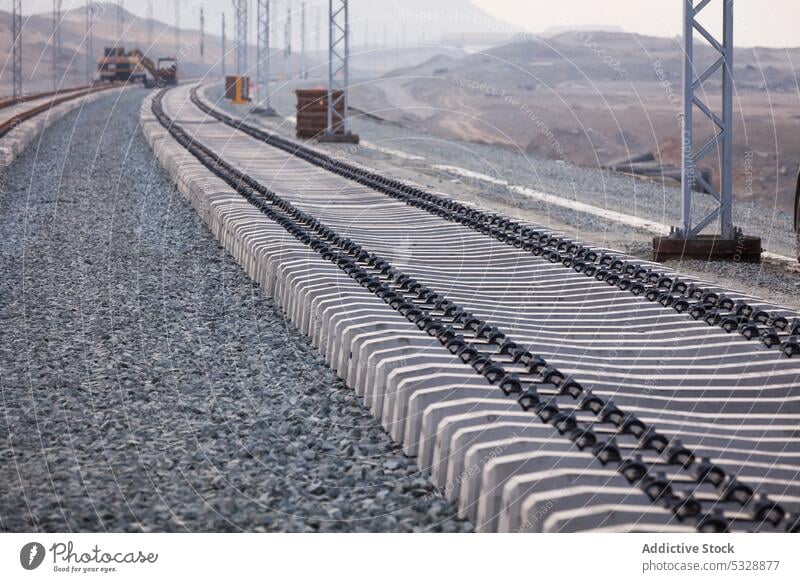 Verlegung von Eisenbahnschienen im Gange Beton Zement Bahn Konstruktion Natur Infrastruktur Gelände Entwicklung Umwelt industriell Gras Straße Linie modern