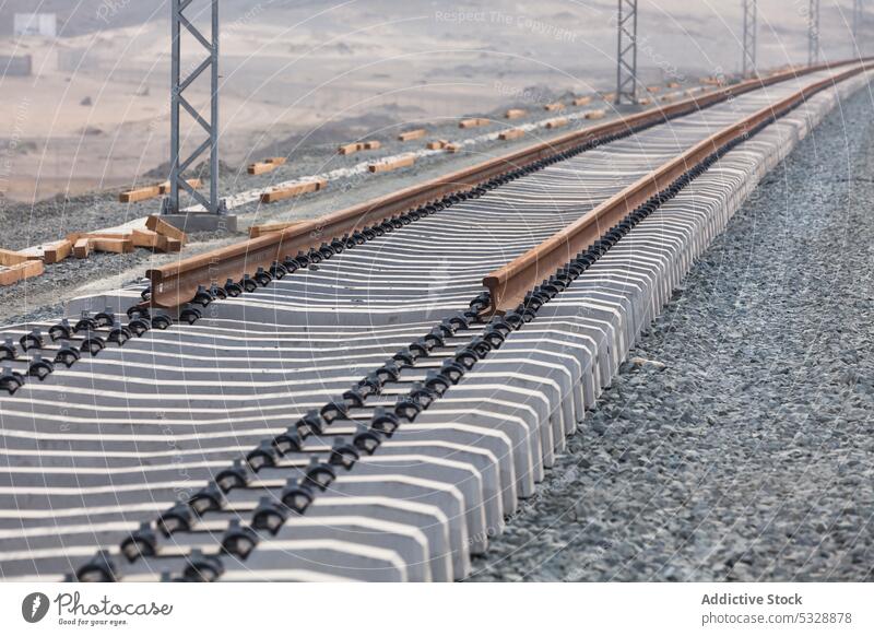 Verlegung von Eisenbahnschienen im Gange Beton Zement Bahn Konstruktion Natur Infrastruktur Gelände Entwicklung Umwelt industriell Gras Straße Linie modern