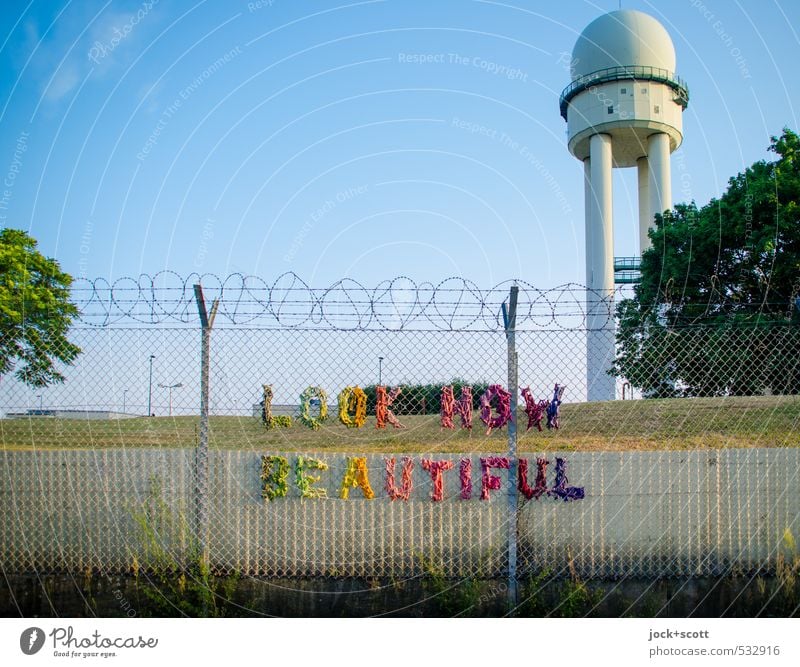 LOOK HOW BEAUTIFUL Subkultur Wolkenloser Himmel Schönes Wetter Berlin-Tempelhof Radarstation Typographie Kreativität Stacheldrahtzaun Zaun Redewendung