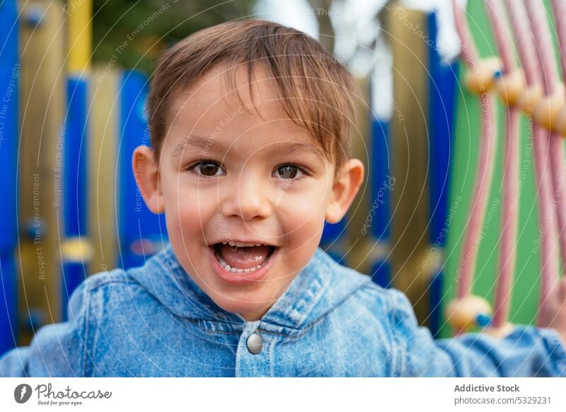 Kleines Kind läuft auf einer Seilbrücke Junge Brücke Spaziergang Kindheit spielen Spielplatz Aktivität Straße Lifestyle Zeitvertreib lässig ruhen Park