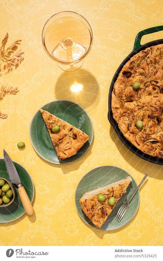 Leckeres Focaccia-Brot in der Pfanne und auf dem Tisch serviert lecker Lebensmittel Schalen & Schüsseln Liebling oliv Tradition Küche Mahlzeit Scheibe frisch