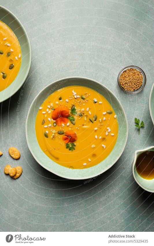 Leckere Kürbiscremesuppe mit Gemüse in Schalen Suppe Sahne Möhre Vegetarier Lebensmittel Mittagessen Schalen & Schüsseln Tisch dienen Portion Speise Veganer