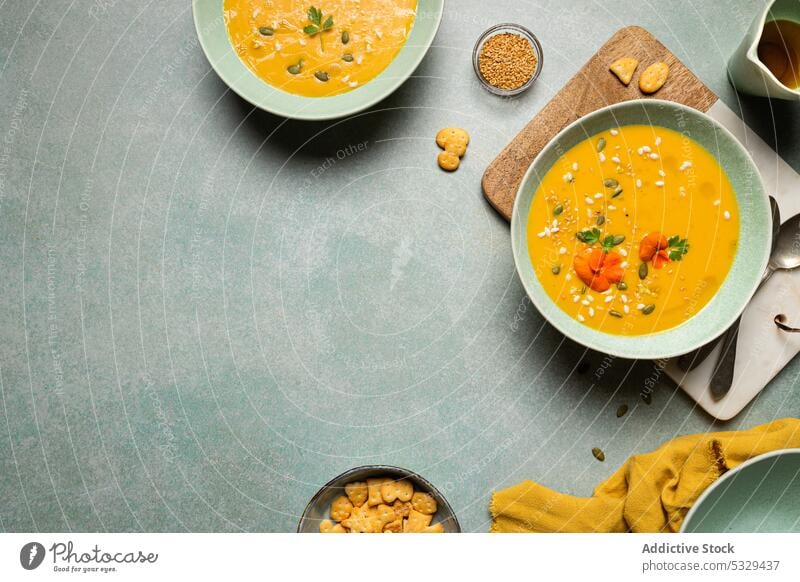 Leckere Kürbiscremesuppe mit Gemüse in Schalen Suppe Sahne Möhre Vegetarier Lebensmittel Mittagessen Schalen & Schüsseln Tisch dienen Portion Speise Veganer