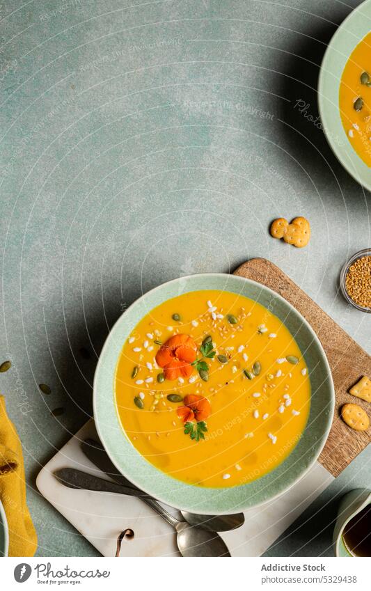 Leckere Kürbiscremesuppe mit Gemüse in Schalen Suppe Sahne Möhre Vegetarier Lebensmittel Mittagessen Schalen & Schüsseln Tisch dienen Portion Speise Veganer