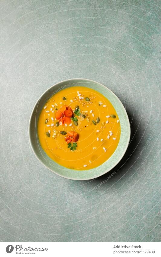 Leckere Kürbiscremesuppe mit Gemüse in Schalen Suppe Sahne Möhre Vegetarier Lebensmittel Mittagessen Schalen & Schüsseln Tisch dienen Portion Speise Veganer