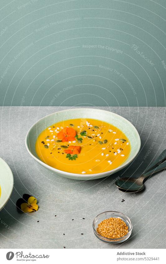 Leckere Kürbiscremesuppe mit Gemüse in Schalen Suppe Sahne Möhre Vegetarier Lebensmittel Mittagessen Schalen & Schüsseln Tisch dienen Portion Speise Veganer