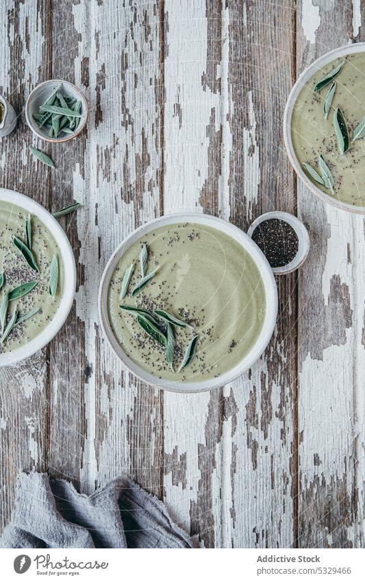 Servierter Tisch mit Schalen von Cremesuppe Suppe Schalen & Schüsseln Sahne Samen gesunde Ernährung dienen Lebensmittel Rahmsuppe Salbei gesunde Suppe