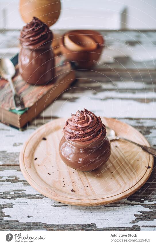 Leckere Schokoladenmousse-Desserts auf schäbigem Tisch Mousse süß Glas lecker Leckerbissen Feinschmecker Gebäck Lebensmittel geschmackvoll Pudding Veganer