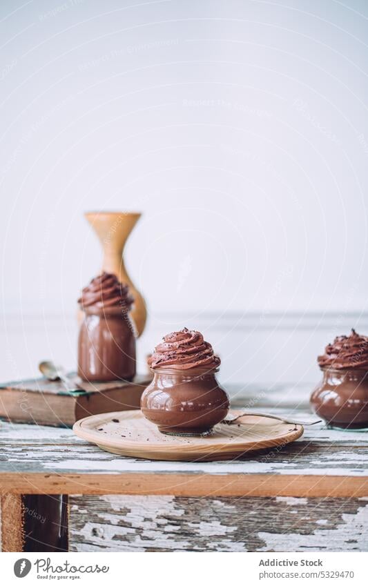 Leckere Schokoladenmousse-Desserts auf schäbigem Tisch Mousse süß Glas lecker Leckerbissen Feinschmecker Gebäck Lebensmittel geschmackvoll Pudding Veganer