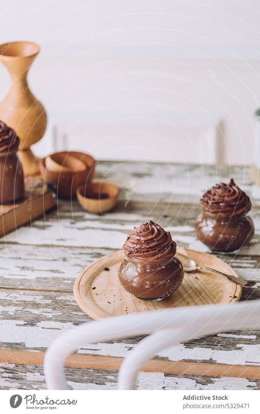 Leckere Schokoladenmousse-Desserts auf schäbigem Tisch Mousse süß Glas lecker Leckerbissen Feinschmecker Gebäck Lebensmittel geschmackvoll Pudding Veganer