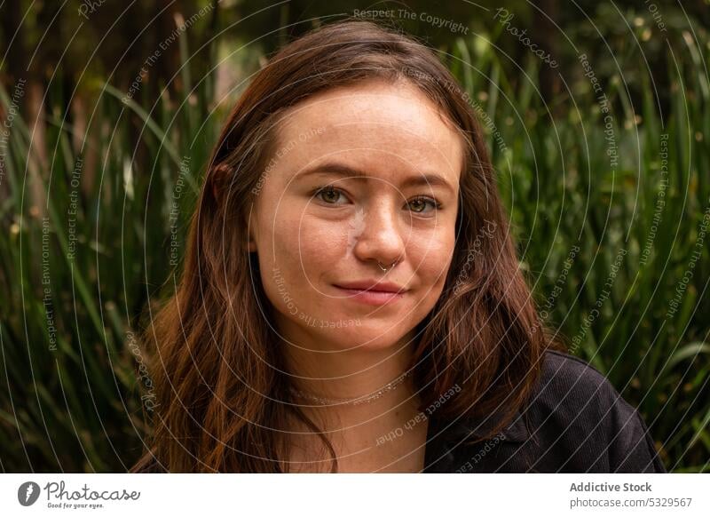 Frau mit gepiercter Nase in der Natur Porträt Vorschein Starrer Blick Persönlichkeit sanft expressiv rote Haare Model starren feminin Dame Jugend Behaarung