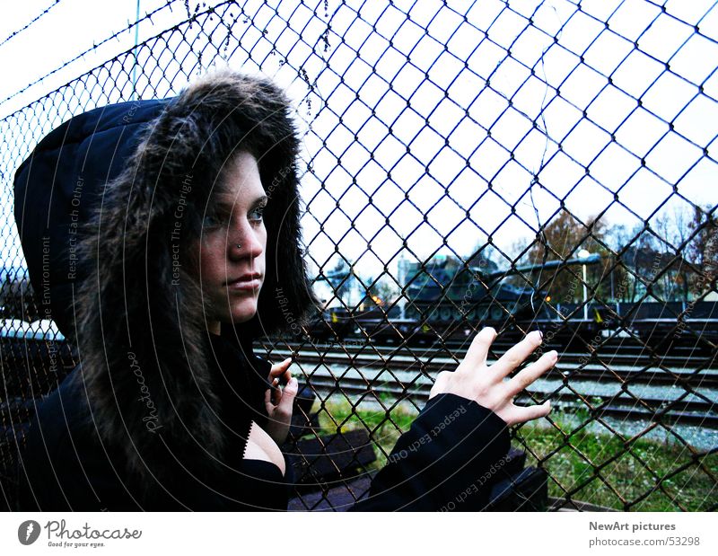 fence Model Frau Zaun Mantel Hand Finger Krieg Militärgebäude Eisenbahn Gleise Stacheldraht Winter Kapuze gepanzert Bahnhof Blick Denken