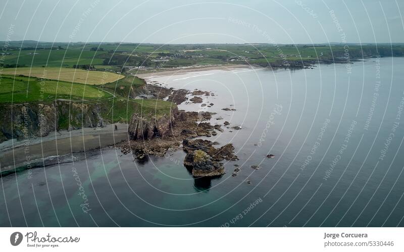 Drohnenansicht der Hills of Cooper Coast von Waterford Irland. Tra na mB? Strand. Irische Küstenlinie 4k oben atlantisch Bucht Luftbild der Klippe Klippen Küfer