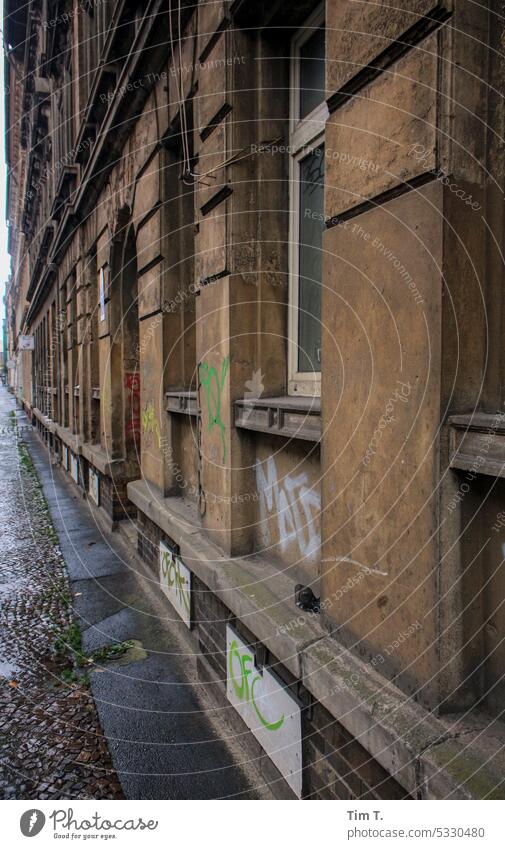 Seitlicher Blick auf eine alte Leipziger Fassade Gebäude architektur Haus fenster urban historisch bauwesen Stadt bauwerk