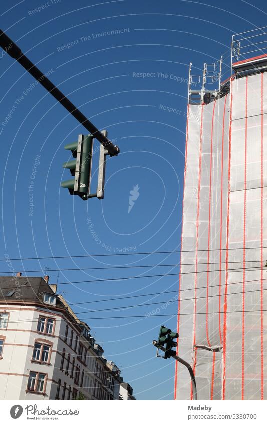 Ampel an einer Straßenecke an der Friedberger Landstraße im Sommer vor blauem Himmel im Sonnenschein im Nordend von Frankfurt am Main in Hessen Fassadenschutz