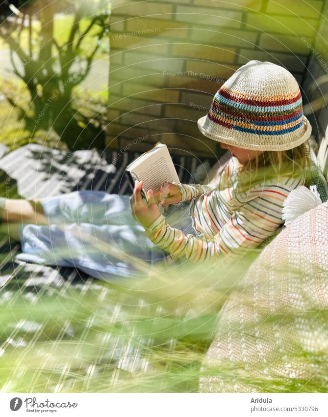 Mädchen hat es sich mit einem Buch gemütlich gemacht No. 2 Kind Mensch Kindheit lesen Sommer draußen Picknickdecke Schulkind lernen Bildung Schule Literatur