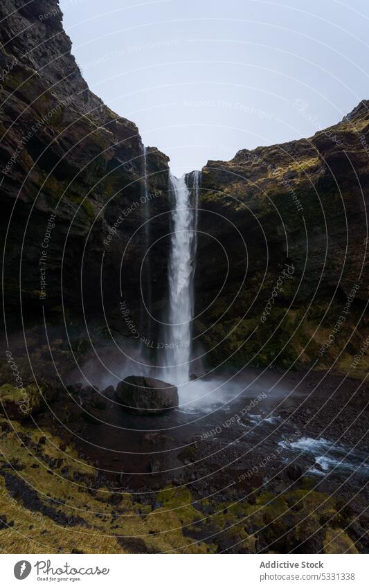 Beeindruckender Wasserfall in felsigem Gelände Landschaft Berge u. Gebirge Wälder Island Wald Seljalandsfoss Felsen fallen kvernufoss fließen strömen Natur