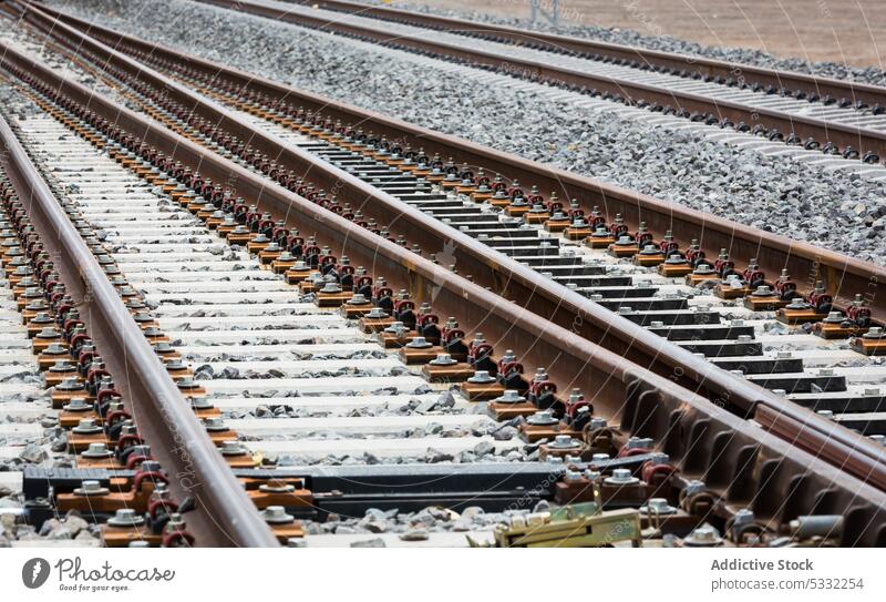 Gleise im Bahnhof Station Eisenbahn Linie Schiene Kraft Podest Stahl Abzweigung elektrisch Industrie modern Öffentlich Zeitgenosse logistisch Maschinenbau