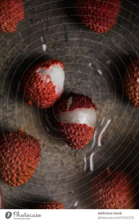 Frische und aufgeschnittene reife Litschifrucht auf glatter Oberfläche lecker Frucht Tisch Gesundheit organisch frisch Saft natürlich Lychee Vitamin Getränk