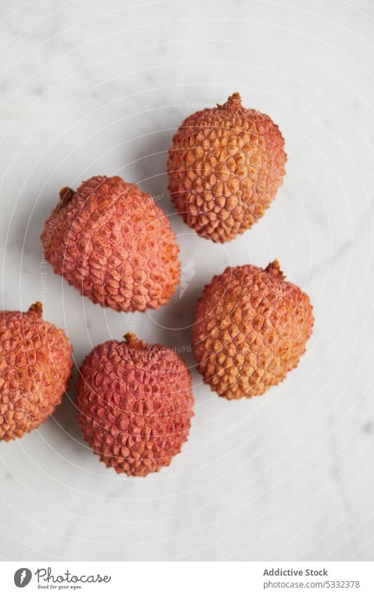 Frische und reife Litschifrucht auf glatter Oberfläche lecker Frucht Tisch Gesundheit organisch frisch Saft natürlich Lychee Vitamin Getränk Murmel sanft Diät