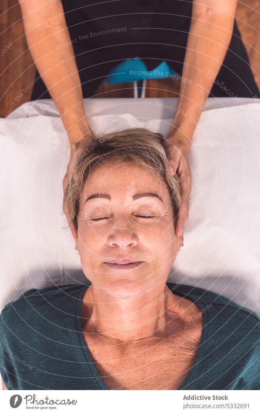 Crop-Masseurin bei der Massage des Kopfes eines Kunden Frau Physiotherapeutin Osteopath geduldig Verfahren Therapie Therapeut Lügen Rehabilitation Leckerbissen