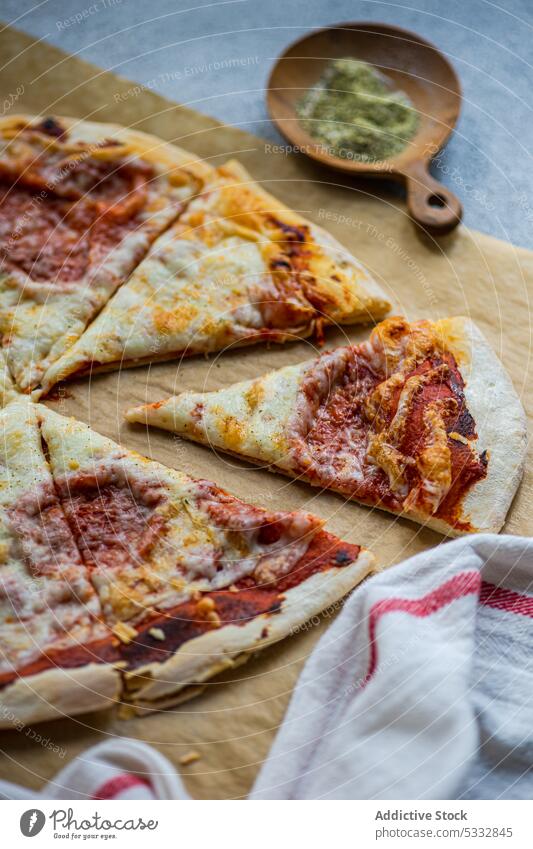 Frisch gebackene hausgemachte Pizza selbstgemacht Italien margherita Käse Küche Teigwaren essen Essen Lebensmittel frisch Feinschmecker handgefertigt Kraut