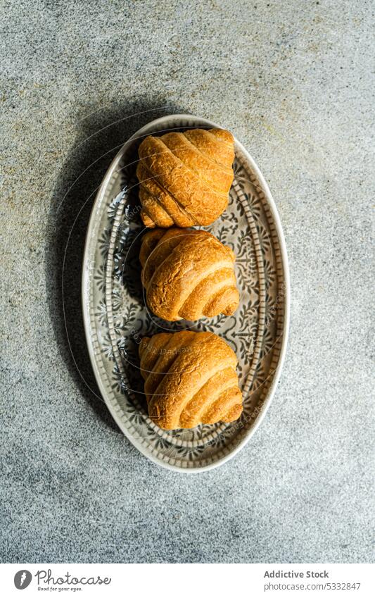 Frisch gebackene Croissants Frühstück Lebensmittel Speise Hintergrund Beton knusprig essen Essen Europäer Französisch frisch Feinschmecker Mahlzeit Gebäck Reihe