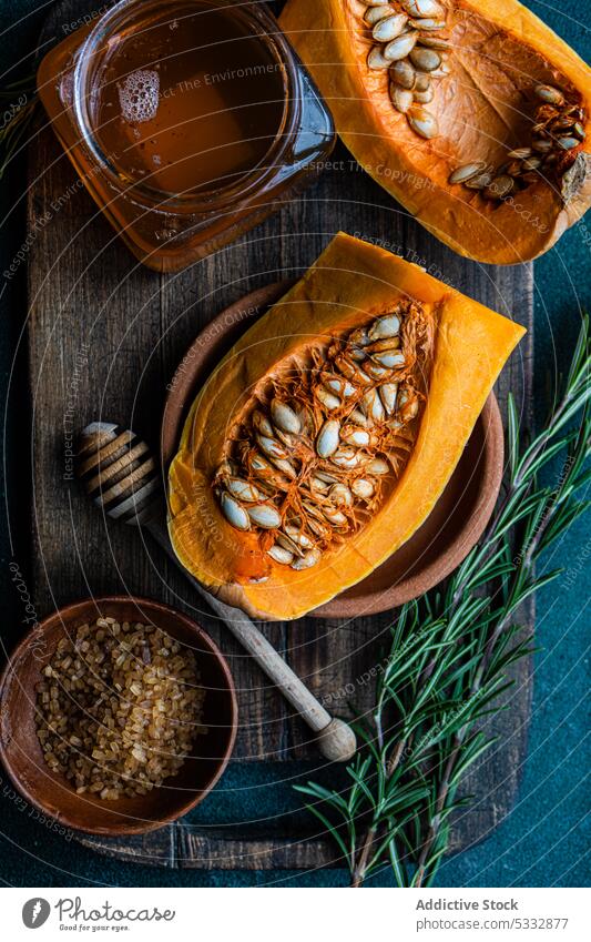 Roher Kürbis und Zutaten Bestandteil backen Holzplatte Koch Essen zubereiten Koriander Würfel Speise Lebensmittel frisch Knoblauch Gesundheit Küchenkräuter