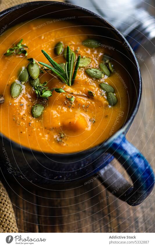 Leckere Kürbiscremesuppe in blauer Vintage-Keramikschale Sahne Suppe Lebensmittel Bestandteil Schalen & Schüsseln Rahmsuppe Abendessen Feinschmecker Gesundheit