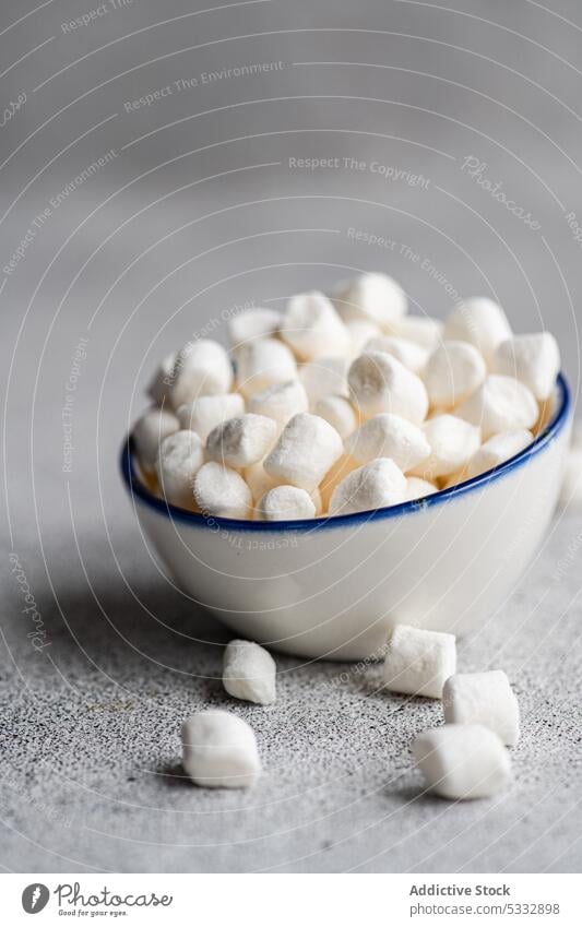 Weihnachtsdessert Mini-Marshmallow in der Schale Hintergrund Postkarte Weihnachten Konzept Beton Zapfen Tasse Besteck Dessert Veranstaltung festlich