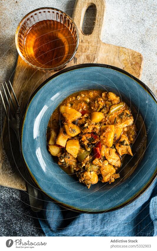 Eintopf mit Gemüse und Fleisch schmoren Hähnchen Lebensmittel Bernstein Paprika gekocht Schalen & Schüsseln Koriander Schneidebrett Diät trinken essen Essen