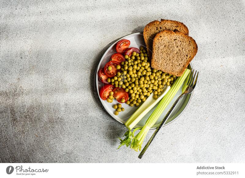 Rohes Gemüse in der Schüssel Zutaten Teller Hintergrund Bohnen Schalen & Schüsseln Brot Sellerie Diät essen Essen Lebensmittel frisch Gesundheit Keton ketogen