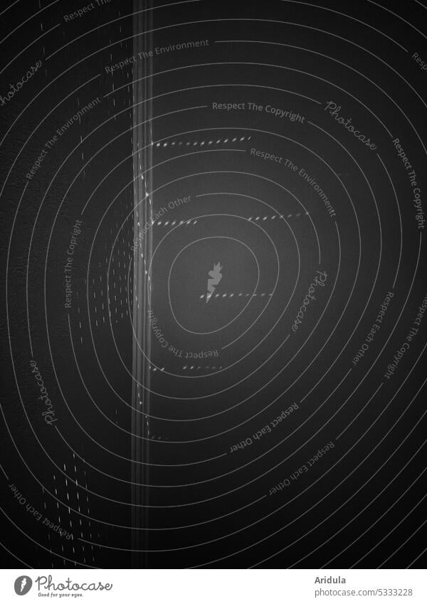 Lichtspiel an der Wand No. 2 Zimmerdecke Jalousie Rollladen Fenster Raum Linien dunkel Schatten verdunkeln Innenaufnahme