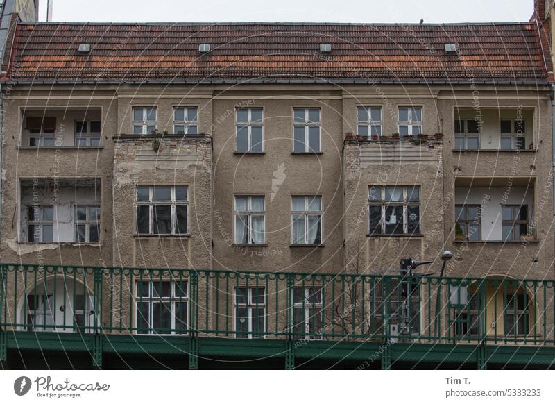 Altbau Berlin Prenzlauer Berg Schönhauser Allee Farbfoto unsaniert Stadtzentrum Hauptstadt Außenaufnahme Altstadt Menschenleer Bauwerk Architektur Gebäude Tag