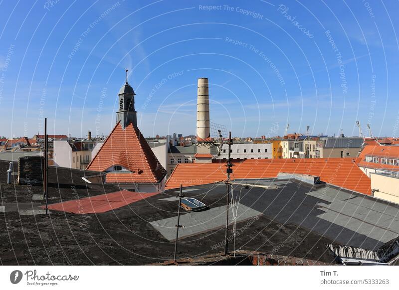 auf dem Dach in Prenzlauer Berg Schornstein Antenne Berlin Farbfoto Himmel Stadt Tag Außenaufnahme Altstadt Stadtzentrum Hauptstadt Menschenleer Haus Altbau