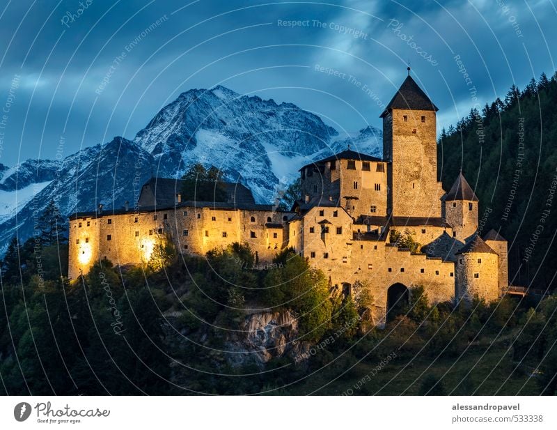 Schloss Taufers Burg oder Schloss Turm Bauwerk Sehenswürdigkeit Wahrzeichen Tourismus Farbfoto Außenaufnahme Abend Dämmerung Nacht