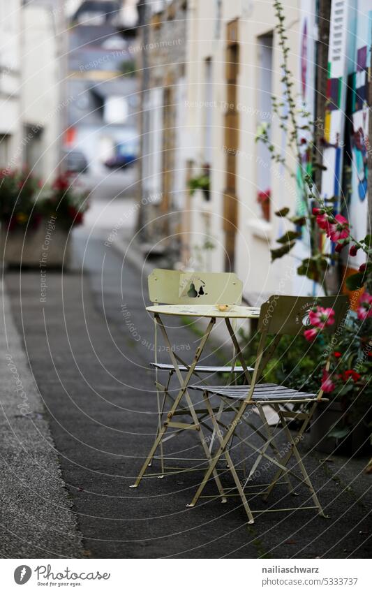 Sitzgruppe auf der Straße Schwache Tiefenschärfe Menschenleer Außenaufnahme Farbfoto Gartenstuhl Café frei Gartenmöbel Straßencafé sitzen Restaurant Tisch Stuhl