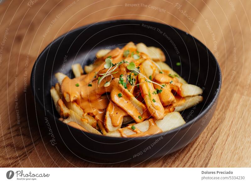 Pommes frites mit amerikanischem Cheddarkäse Amerikaner Amuse-Gueule Hintergrund Speck Kalorien Käse Käsepommes kitschig Peperoni Chips Chips und Käse Knusprig