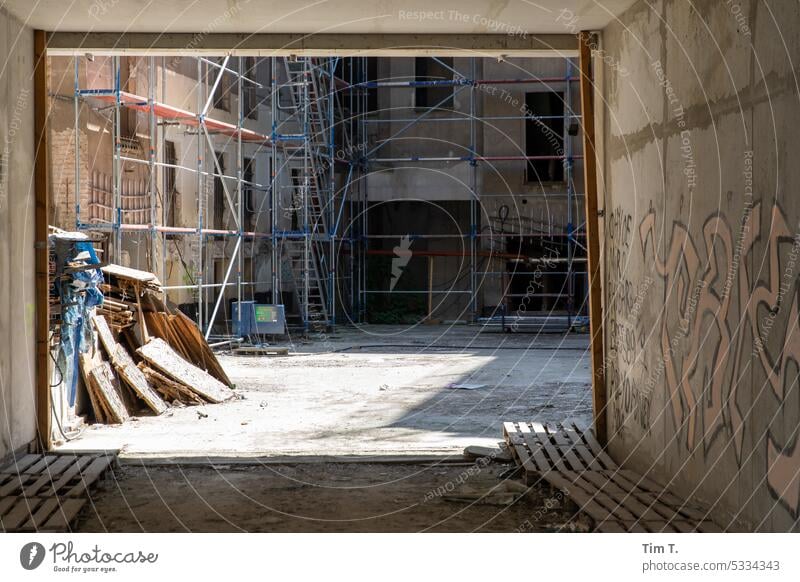 Bauruine in Berlin Mitte Baustelle Hinterhof Stillstand bankrott torstrasse Berlin-Mitte Architektur Stadt Haus Fassade Stadtzentrum Hauptstadt Menschenleer