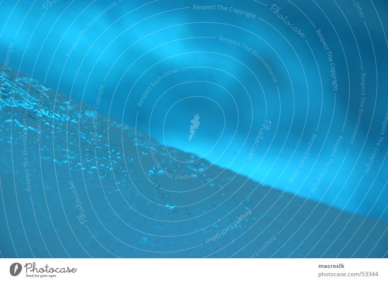 Eis in blaues Licht gehüllt kalt nass Am Rand träumen Nahaufnahme Wassertropfen reflektion Schatten Makroaufnahme