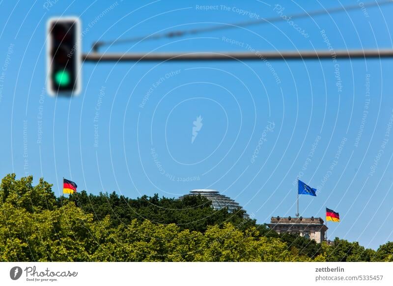 Reichstag, Bundestag, Tiergarten, grüne Ampel architektur Berlin büro Großstadt deutschland froschperspektive Gebäude Hauptstadt Haus Himmel innenstadt Kiez