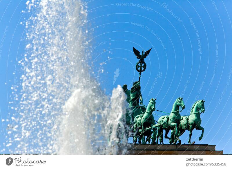 Quadriga, Brandenburger Tor, Springbrunnen architektur Berlin büro Großstadt deutschland Fassade fenster froschperspektive Gebäude Hauptstadt Haus Himmel