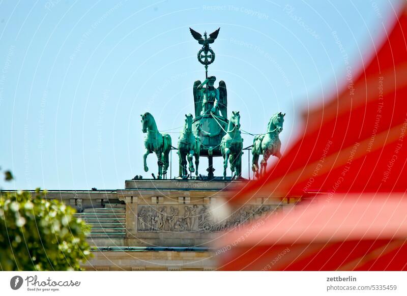 Quadriga, Brandenburger Tor architektur Berlin büro Großstadt deutschland froschperspektive Gebäude Hauptstadt Haus Himmel innenstadt Kiez langhans leben licht